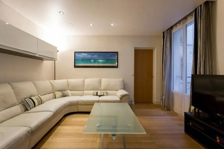 Room 6 of 18