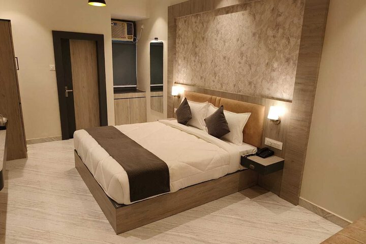 Room 6 of 13