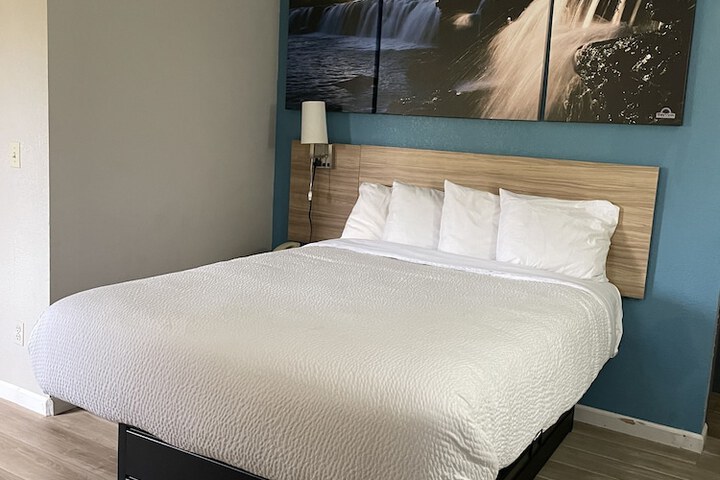 1 Queen Bed (3 of 21)