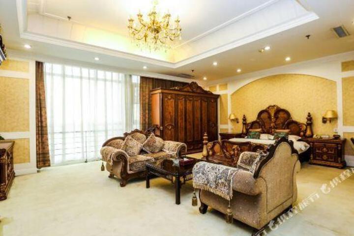 Sanhe HuiFu International Business Hotel