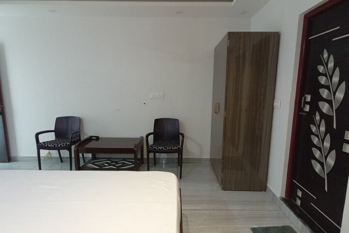 Room 12 of 33