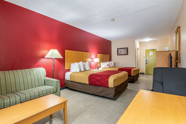 1 Queen Bed (4 of 9)
