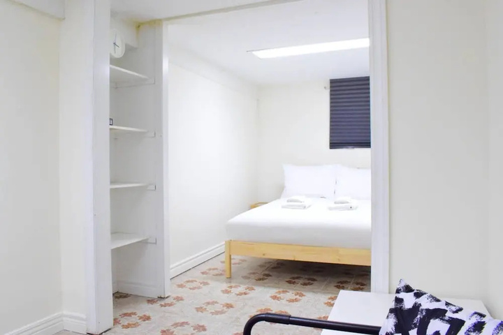 Room 6 of 17