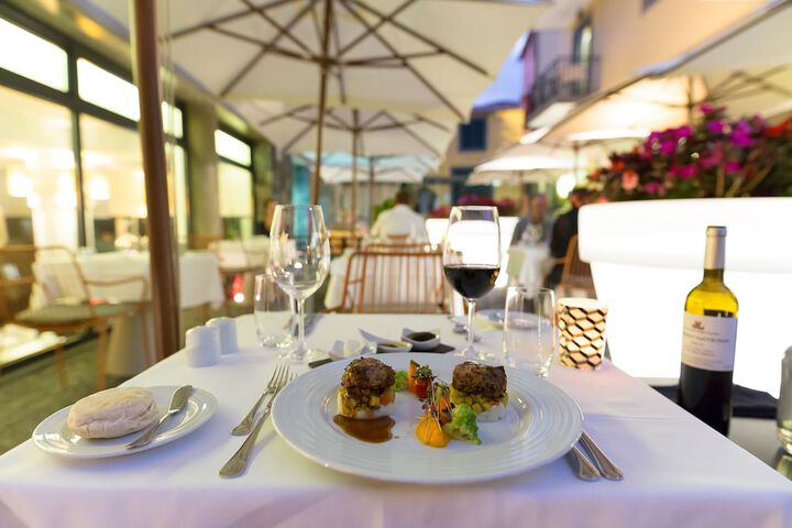 Dining 44 of 75