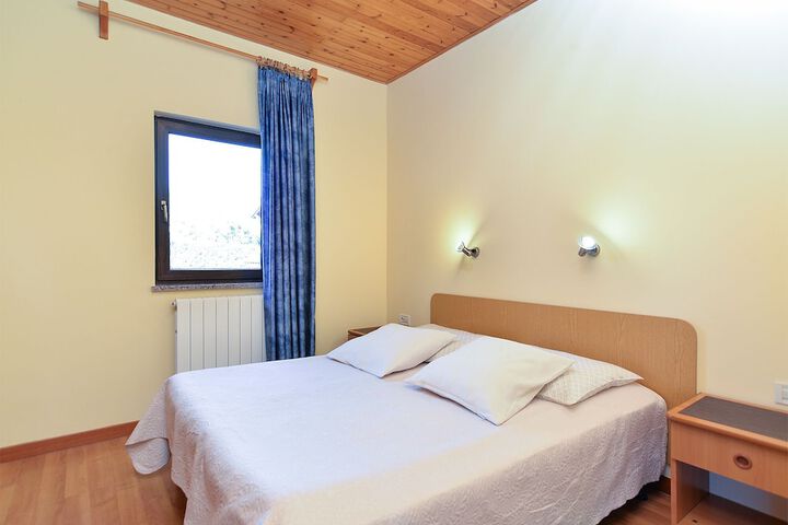 Room 2 of 79