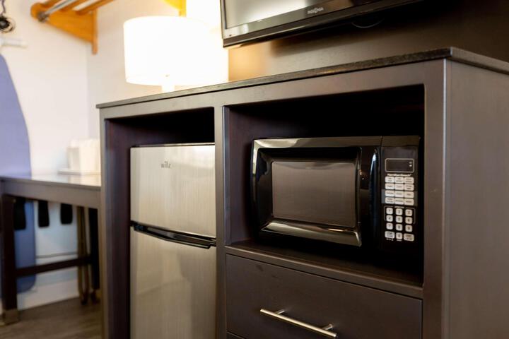1 King Bed Flat Screen Television Desk High Speed Internet Accessible Microwave and Refrigerator, Coffee Maker Continental Breakfast (8 of 9)