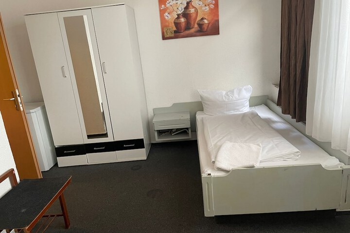 Room 6 of 8