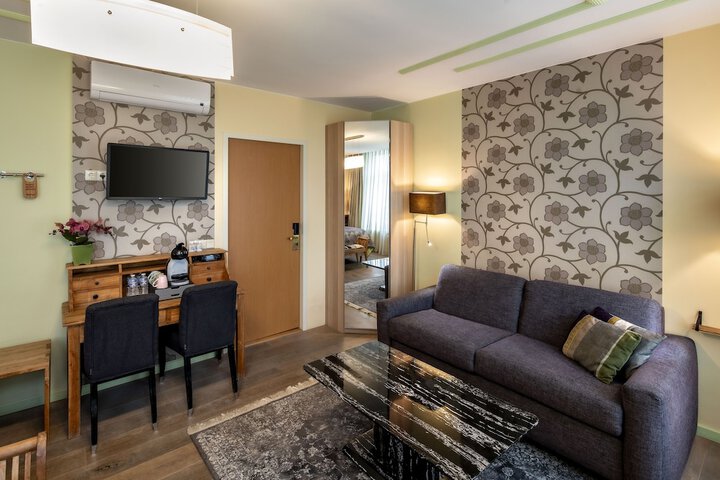 Room 84 of 142