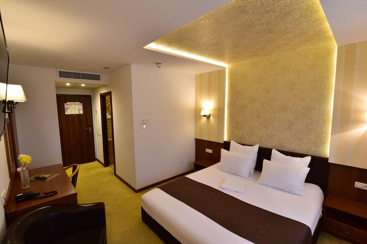 Room 9 of 36