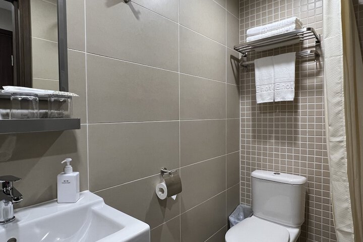 Room 6 of 9