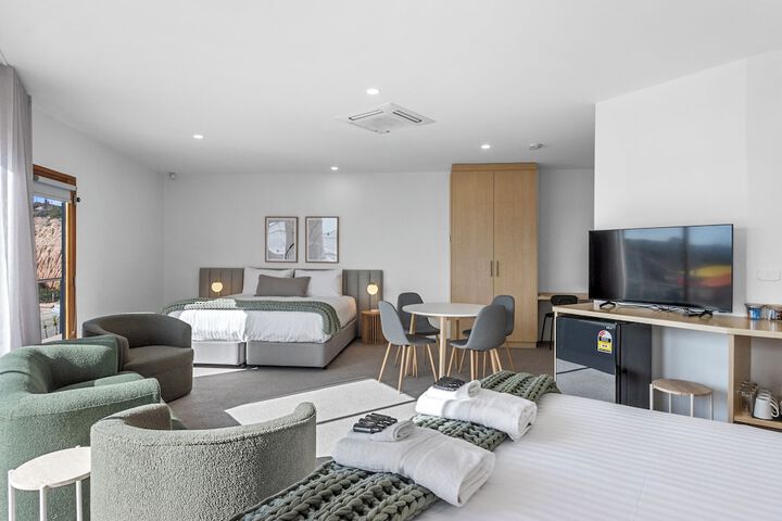 Room 9 of 14