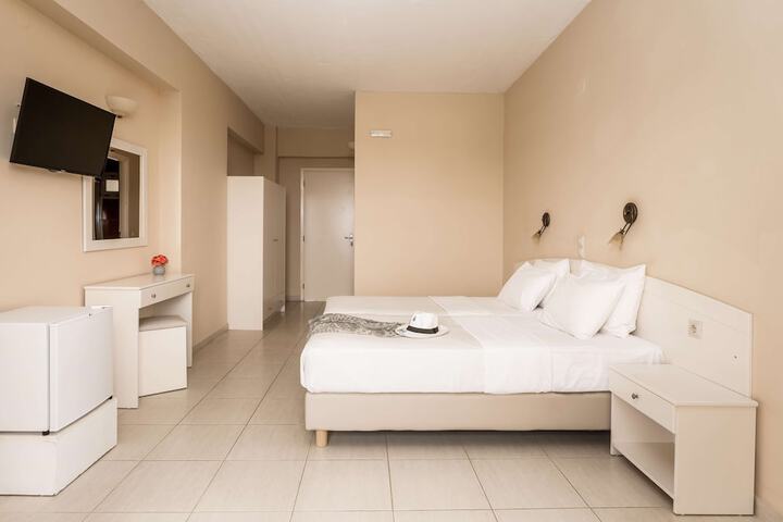 Room 8 of 119
