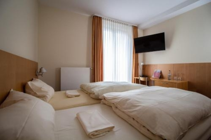 Room 6 of 16
