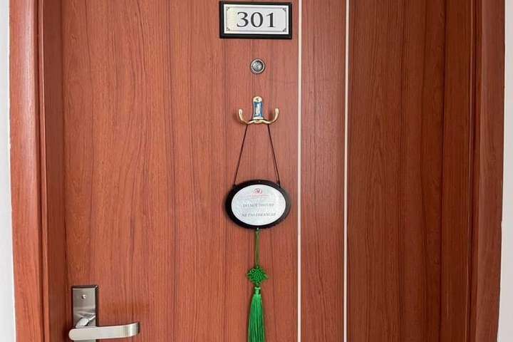 Room 8 of 30