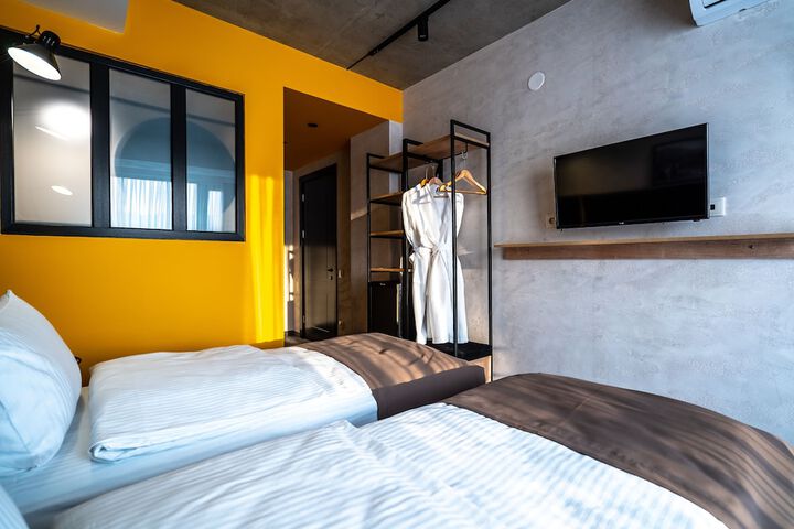 Room 5 of 32