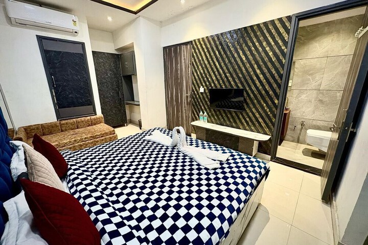 Room 7 of 12