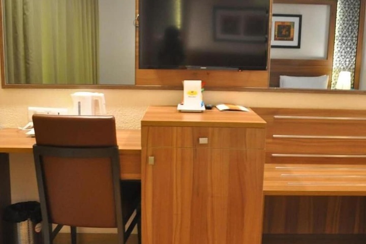 Room 9 of 30