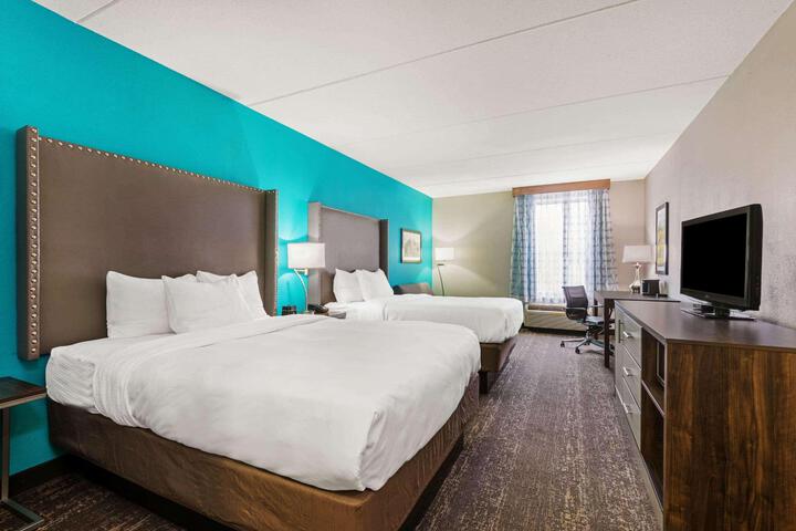 2 Queen Beds (7 of 10)