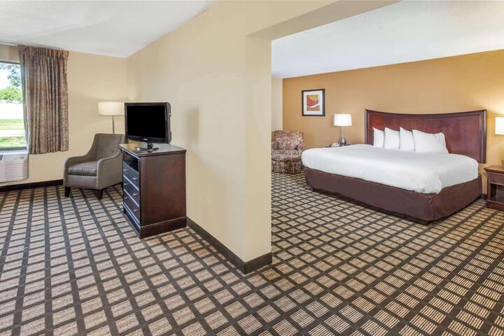 1 King Bed (3 of 12)