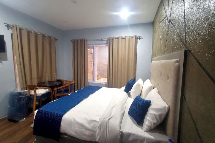 Room 8 of 17