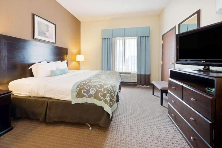 1 King Bed (2 of 13)