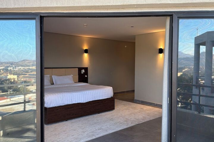 Room 6 of 16