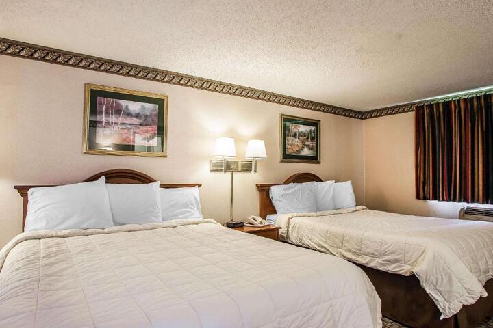 1 Queen Bed (6 of 14)