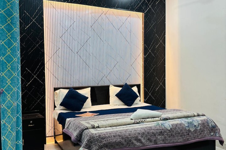 Room 12 of 25