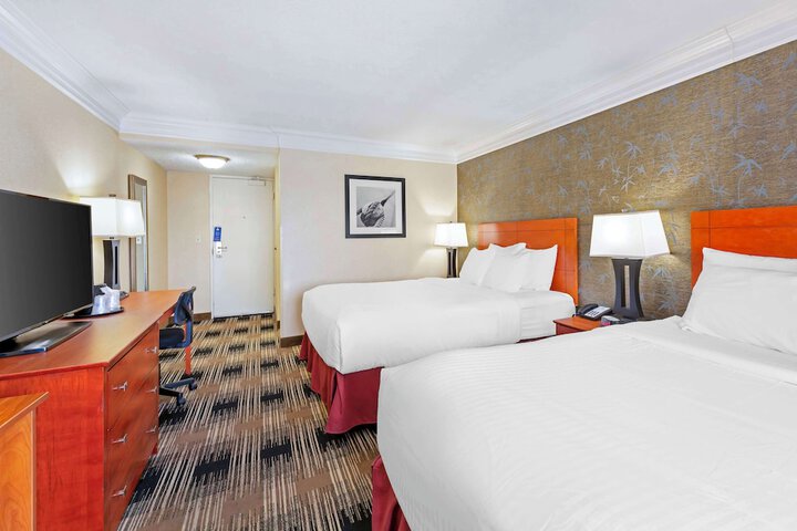 2 Double Beds Larger Room Table and Chairs Refrigerator, Continental Breakfast (3 of 8)