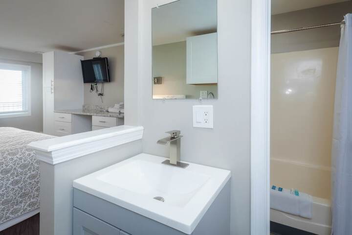 Room 3 of 108