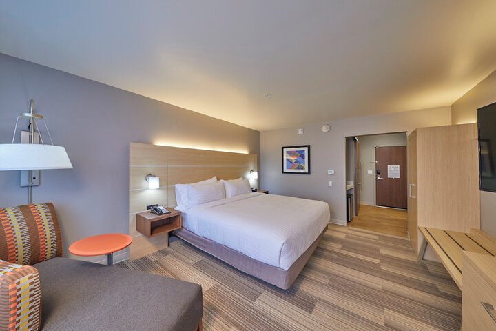 Room 11 of 37