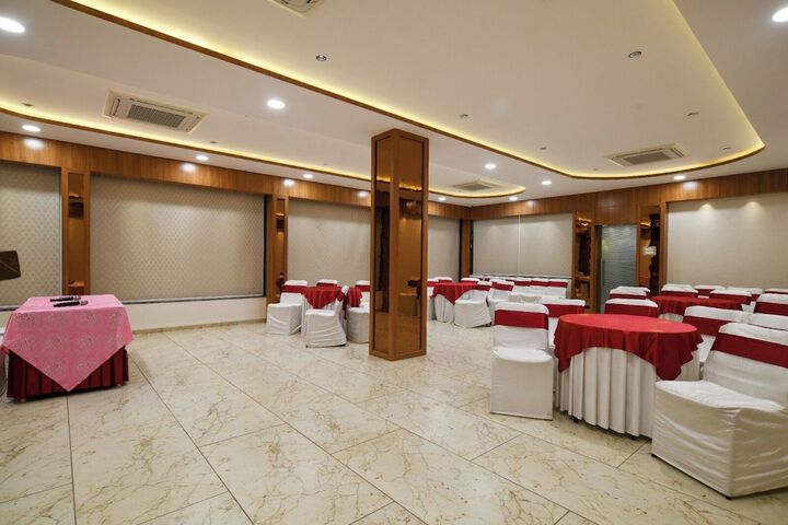 Ballroom/Hall 28 of 31