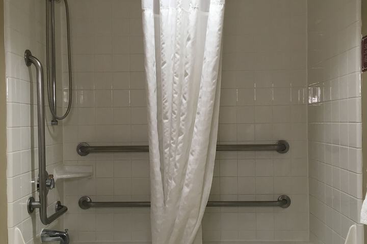 Deep soaking bathtub
