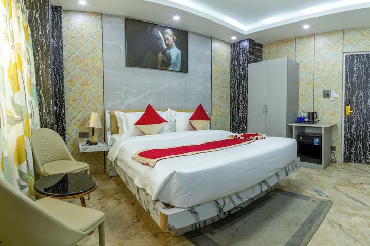 Room 9 of 26