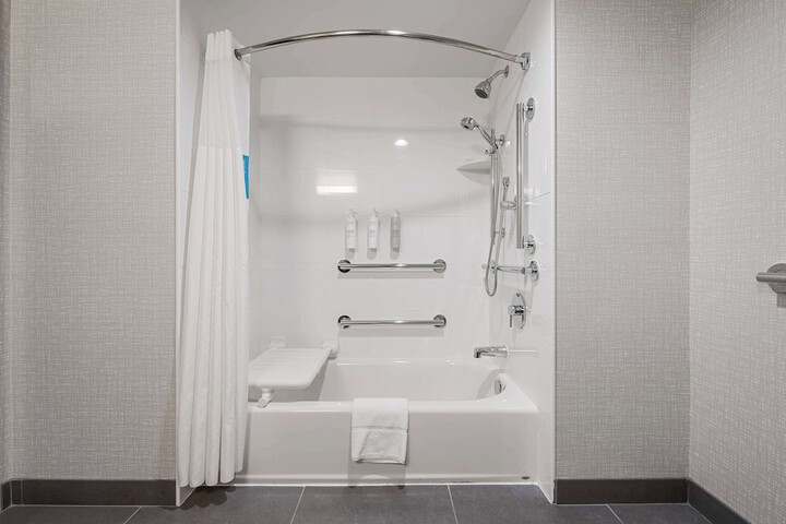 1 King Accessible with Tub (10 of 17)