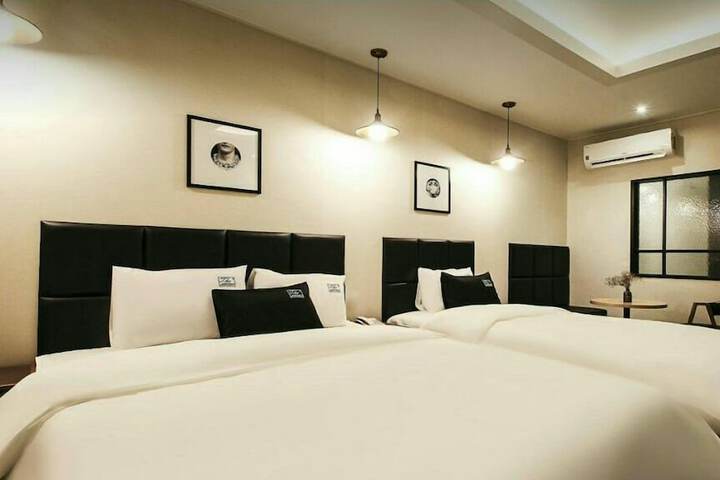 Room 8 of 18