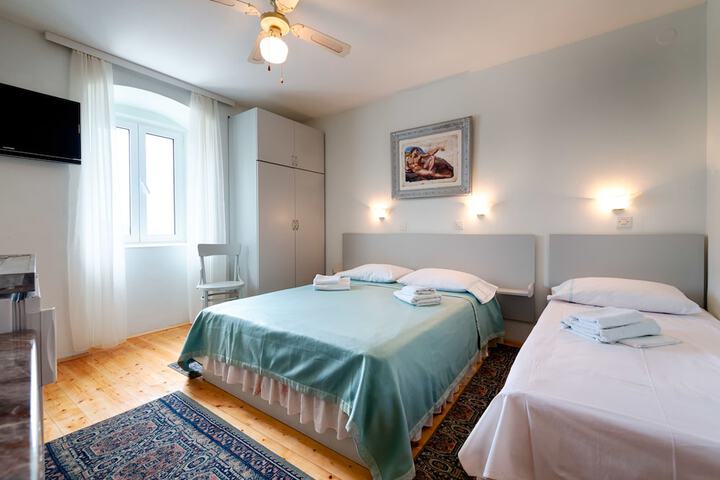 Room 10 of 48