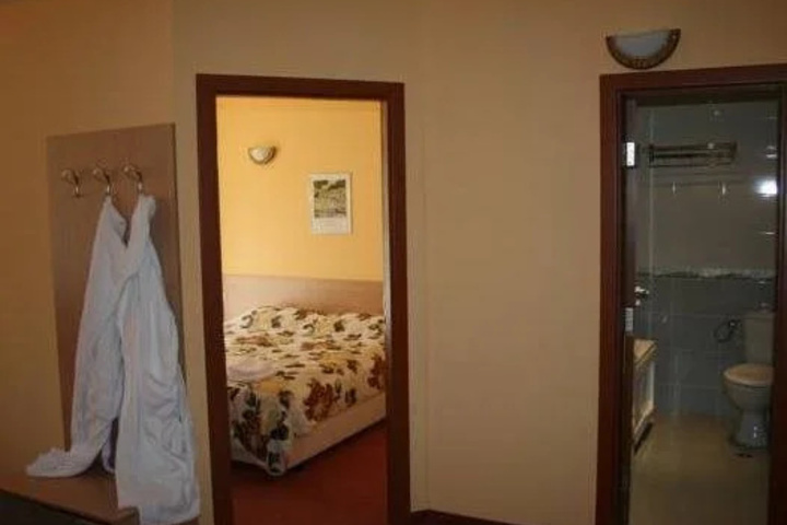 Room 4 of 25