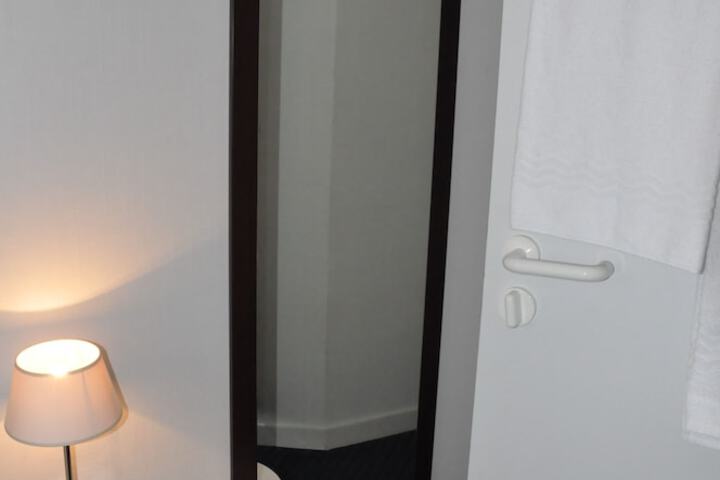 Room 73 of 98