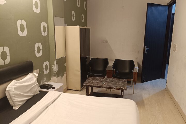 Room 6 of 8