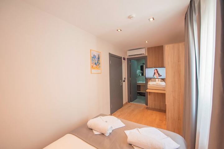Room 6 of 33