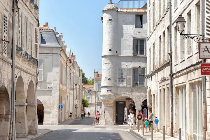 COUR DES DAMES
