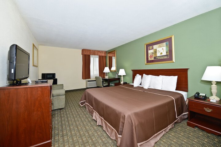1 King Bed (1 of 11)