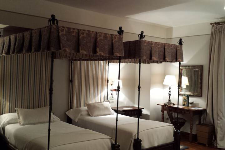 Room 4 of 68