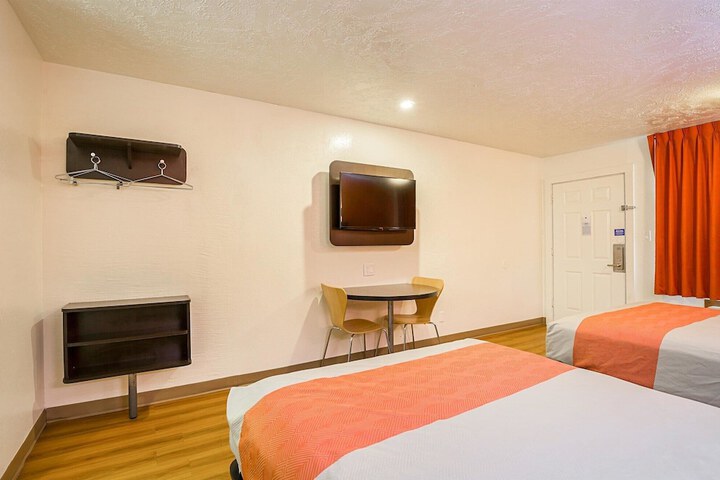 Room 10 of 31
