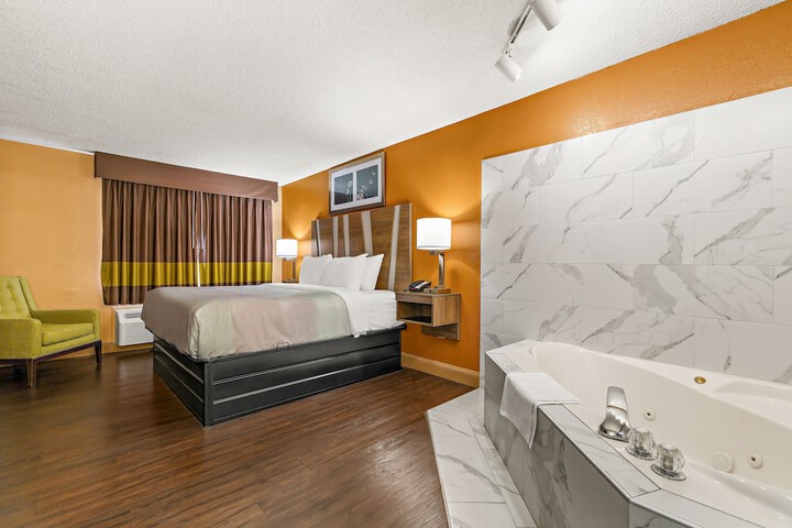 1 King Bed (20 of 30)