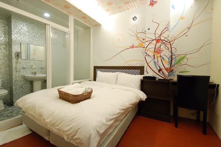 Room 10 of 16