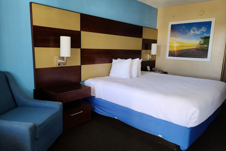 1 King Bed (5 of 9)