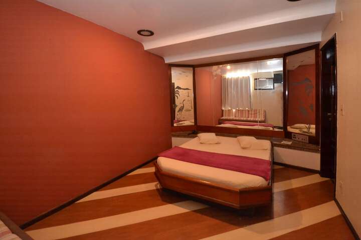 Room 11 of 25