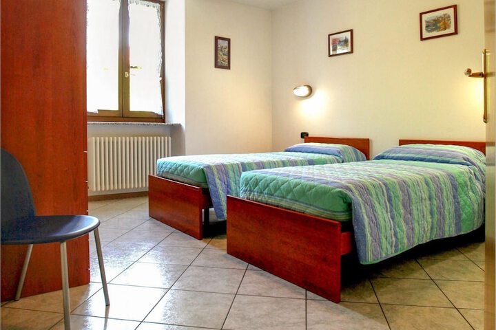 Room 6 of 18